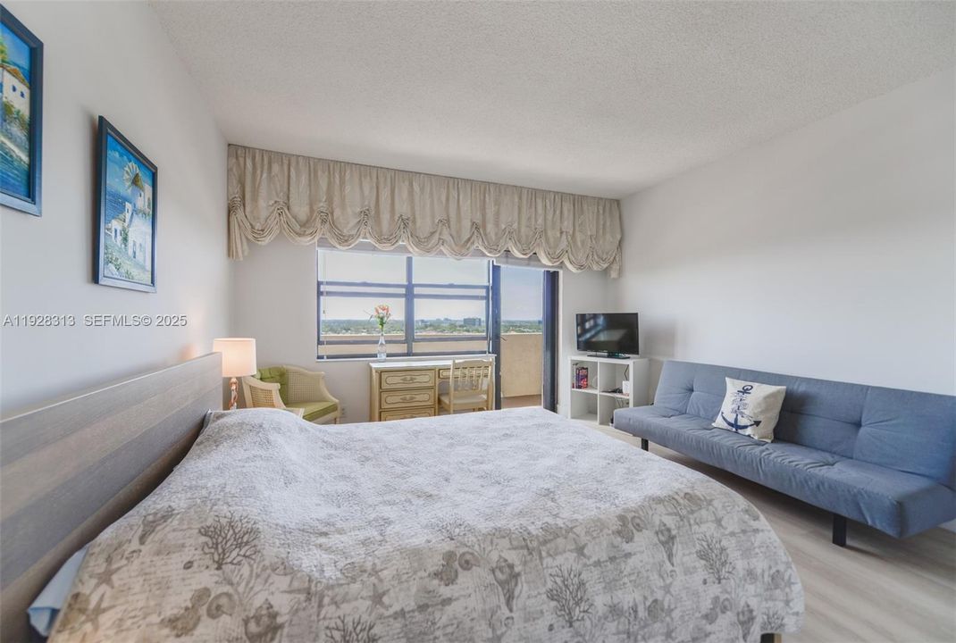 На продажу: $1,050,000 (2 спален, 2 ванн, 1800 Квадратных фут)