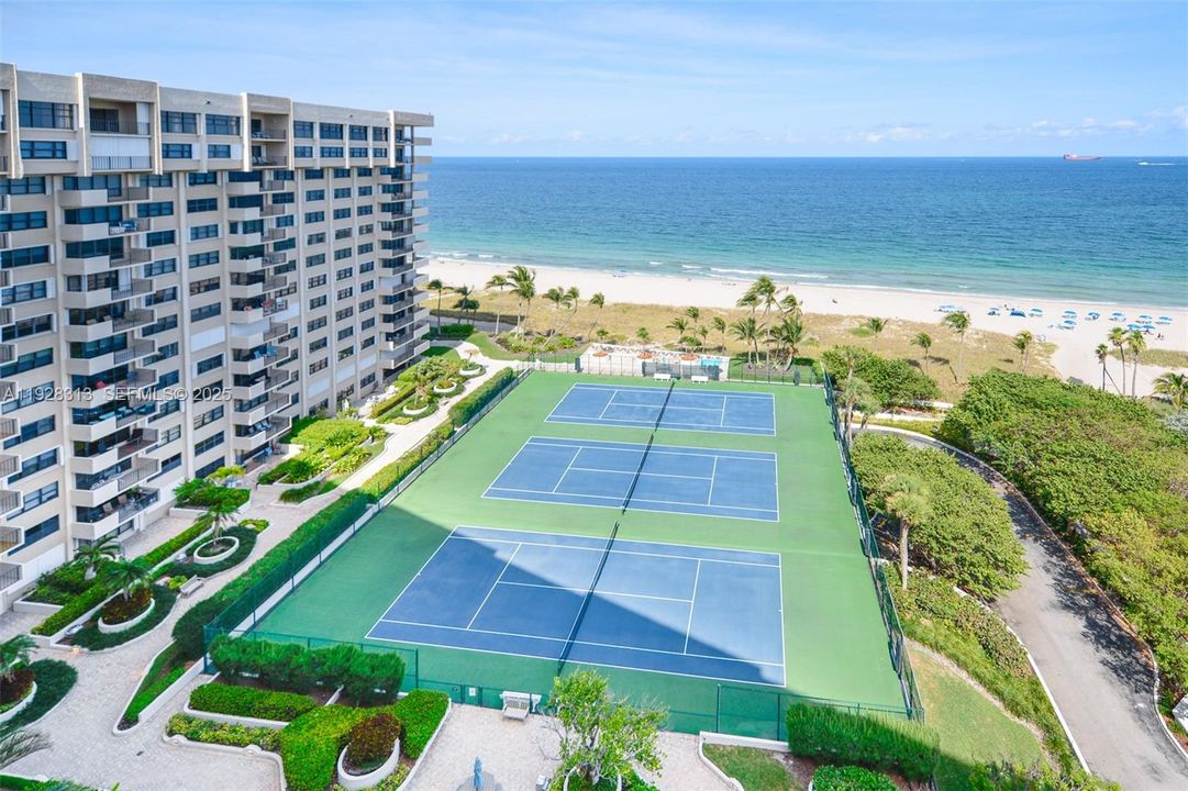 На продажу: $1,050,000 (2 спален, 2 ванн, 1800 Квадратных фут)