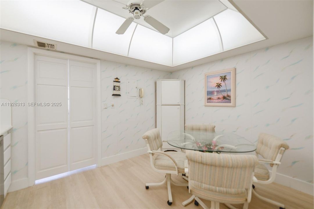 На продажу: $1,050,000 (2 спален, 2 ванн, 1800 Квадратных фут)