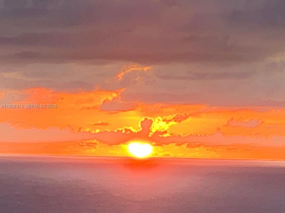 На продажу: $1,050,000 (2 спален, 2 ванн, 1800 Квадратных фут)