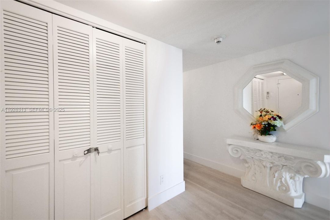 На продажу: $1,050,000 (2 спален, 2 ванн, 1800 Квадратных фут)