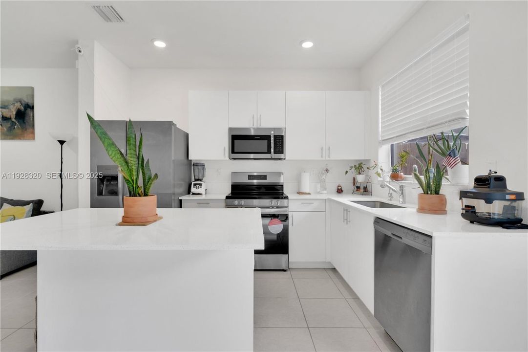 На продажу: $425,000 (3 спален, 3 ванн, 1328 Квадратных фут)