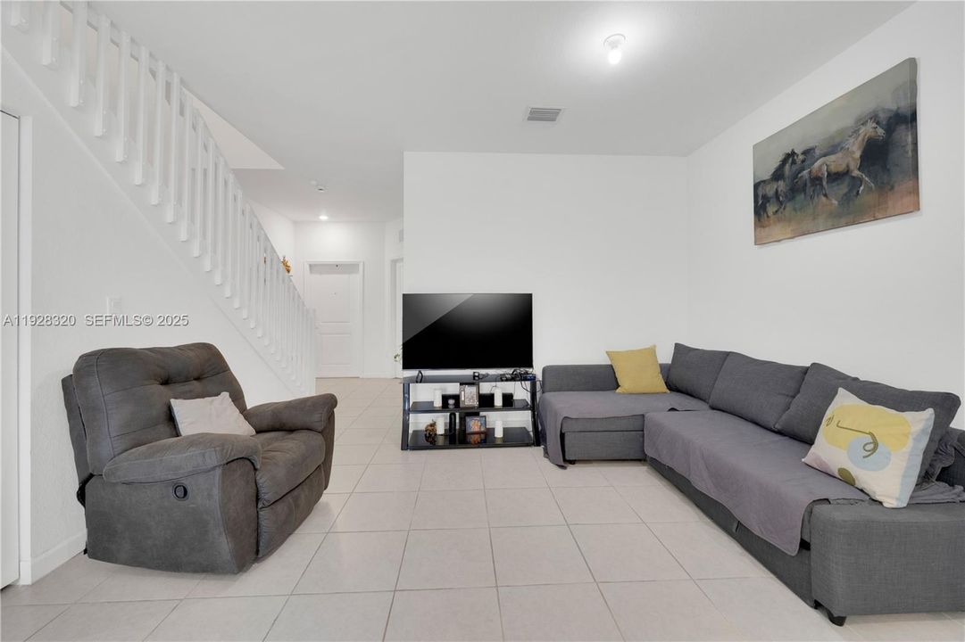 На продажу: $425,000 (3 спален, 3 ванн, 1328 Квадратных фут)