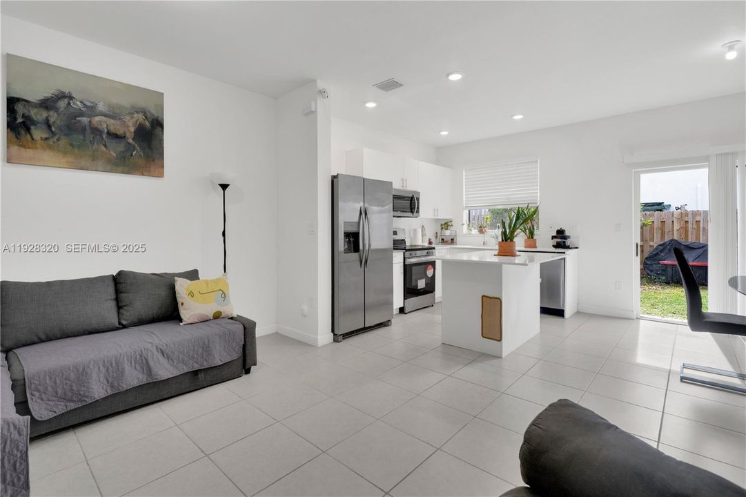 На продажу: $425,000 (3 спален, 3 ванн, 1328 Квадратных фут)