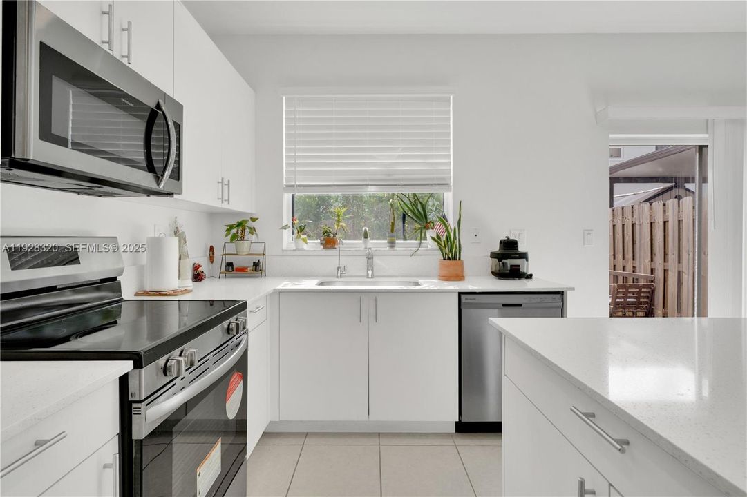 На продажу: $425,000 (3 спален, 3 ванн, 1328 Квадратных фут)