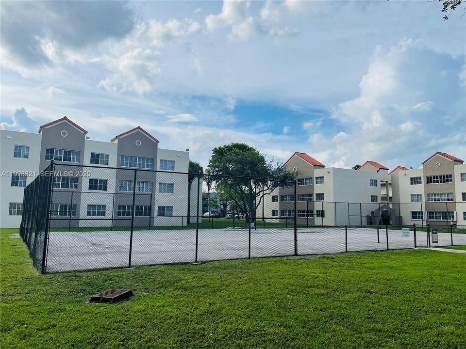 В аренду: $2,450 (3 спален, 2 ванн, 1255 Квадратных фут)