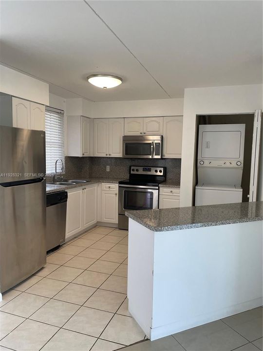 В аренду: $2,450 (3 спален, 2 ванн, 1255 Квадратных фут)