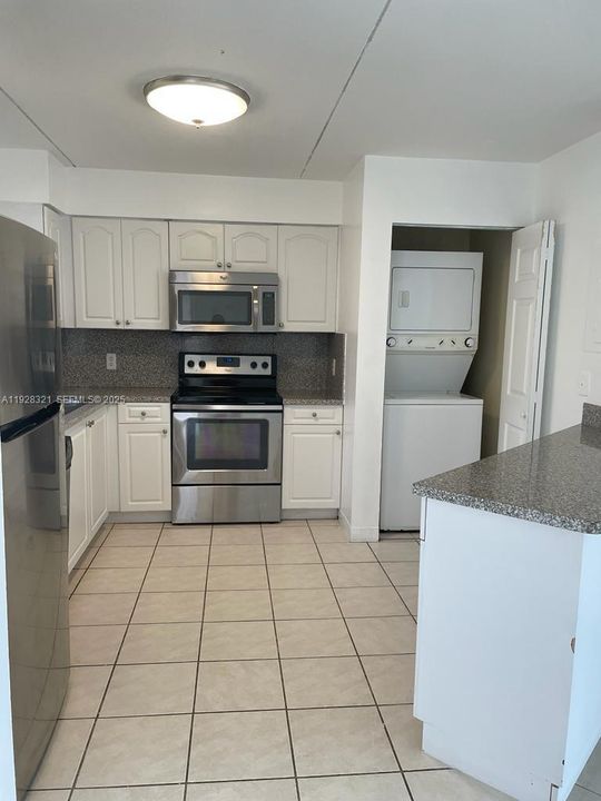 В аренду: $2,450 (3 спален, 2 ванн, 1255 Квадратных фут)