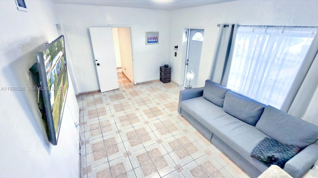 En Venta: $549,000 (3 camas, 2 baños, 735 Pies cuadrados)