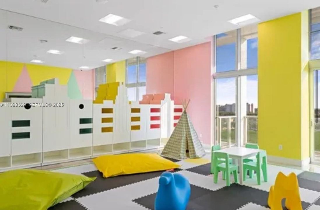 For Sale: $759,000 (3 beds, 3 baths, 1262 Square Feet)