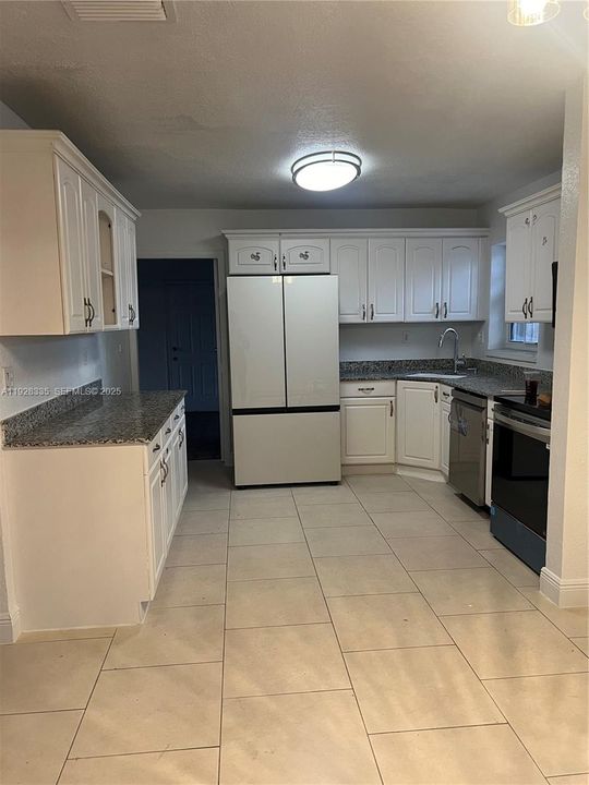 В аренду: $3,800 (3 спален, 2 ванн, 1495 Квадратных фут)