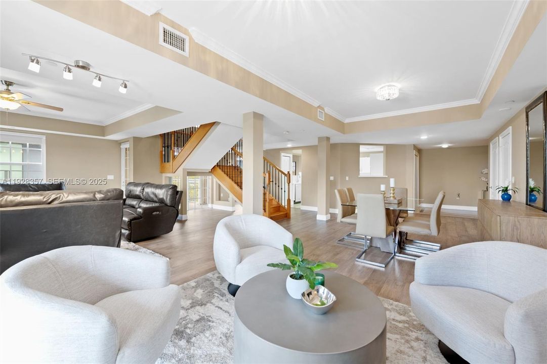 En Venta: $1,299,000 (3 camas, 3 baños, 2600 Pies cuadrados)