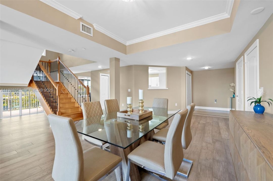 En Venta: $1,299,000 (3 camas, 3 baños, 2600 Pies cuadrados)