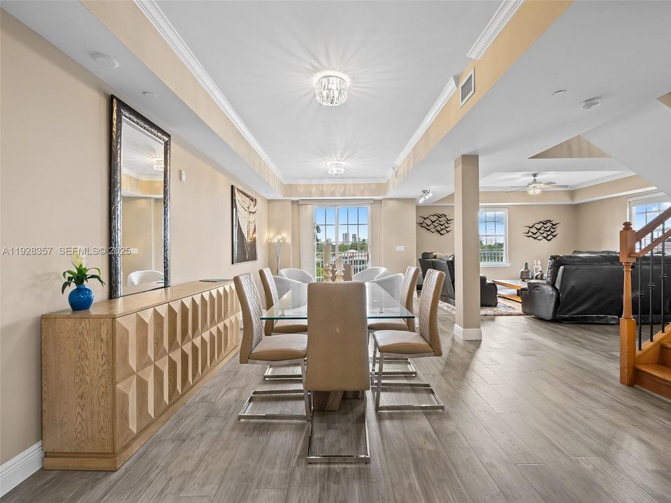 En Venta: $1,299,000 (3 camas, 3 baños, 2600 Pies cuadrados)