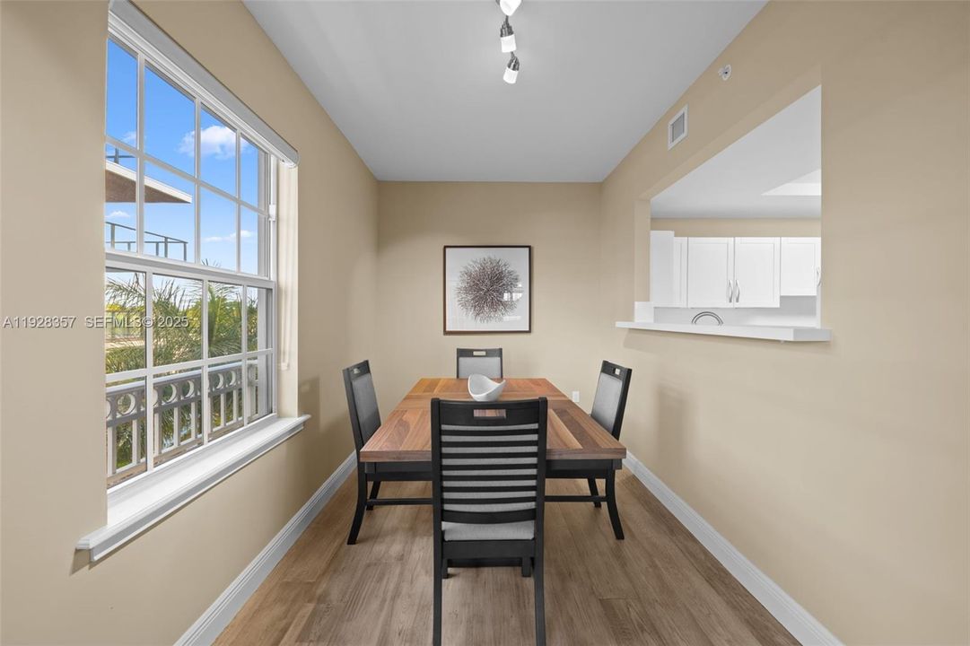 En Venta: $1,299,000 (3 camas, 3 baños, 2600 Pies cuadrados)