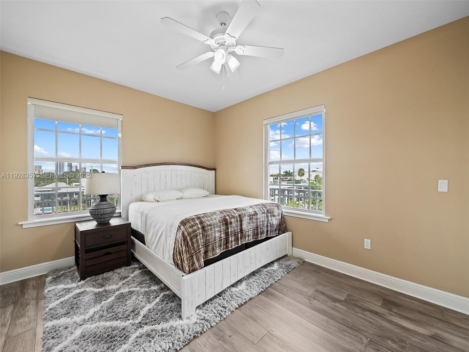 En Venta: $1,299,000 (3 camas, 3 baños, 2600 Pies cuadrados)