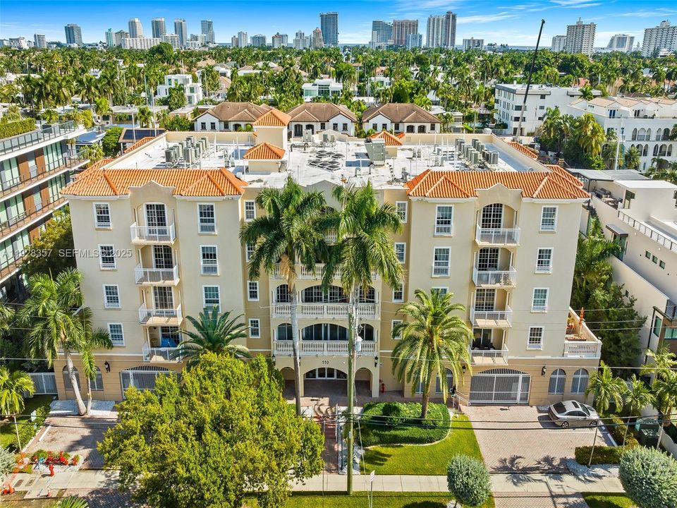 En Venta: $1,299,000 (3 camas, 3 baños, 2600 Pies cuadrados)