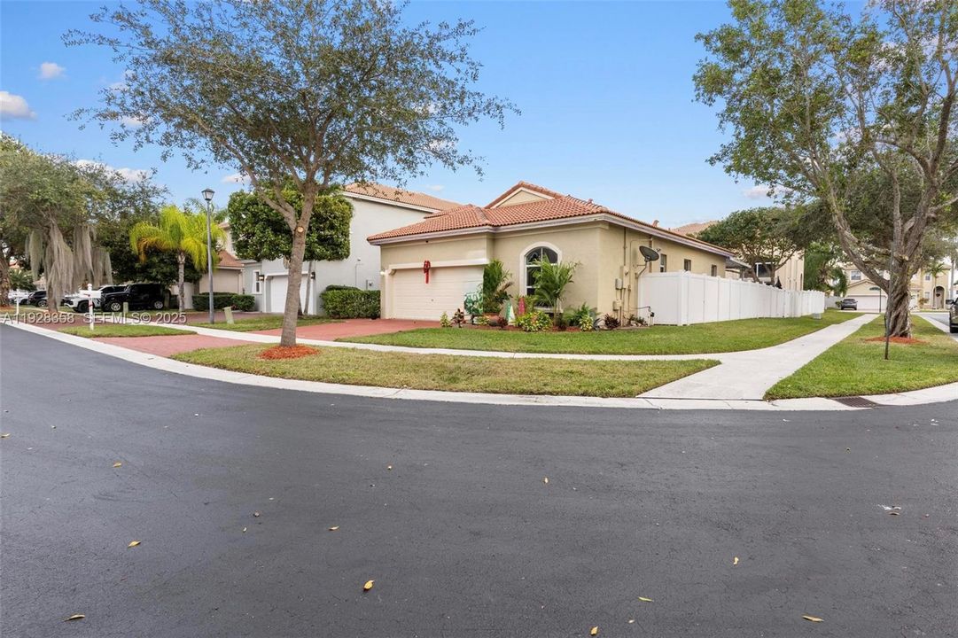 На продажу: $473,997 (3 спален, 2 ванн, 1403 Квадратных фут)