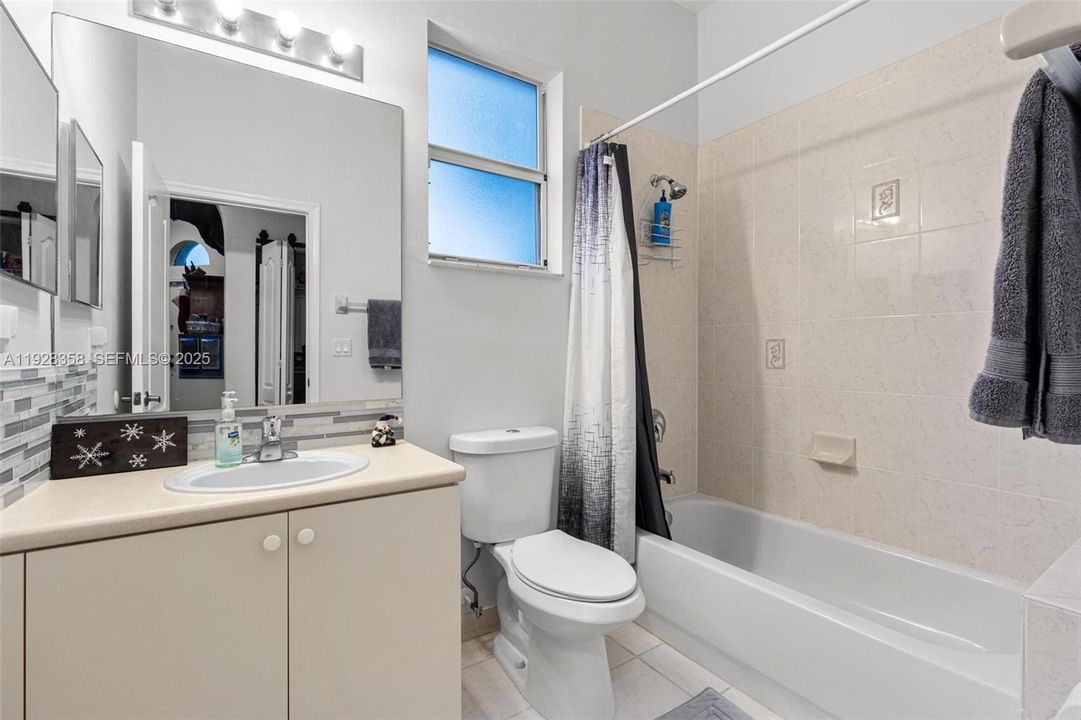 На продажу: $473,997 (3 спален, 2 ванн, 1403 Квадратных фут)