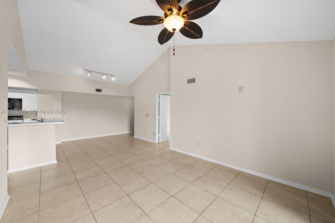 For Sale: $259,900 (2 beds, 2 baths, 1124 Square Feet)