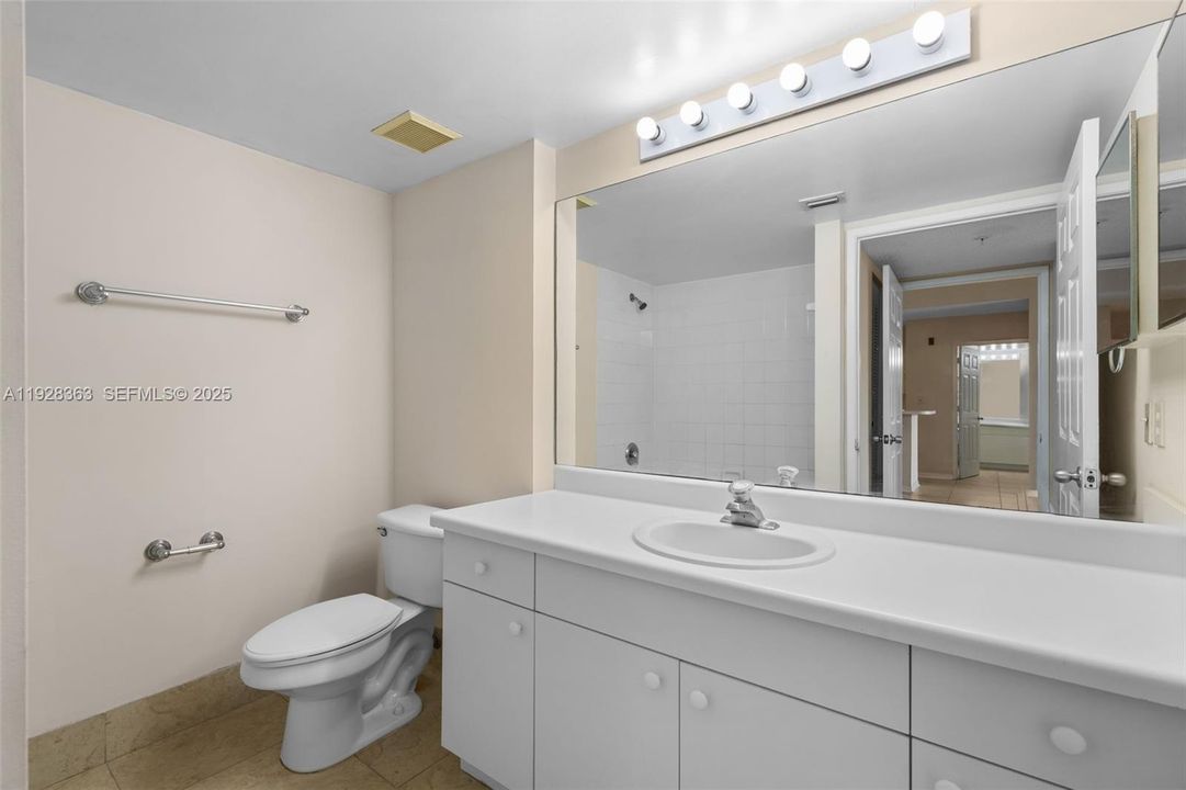 For Sale: $259,900 (2 beds, 2 baths, 1124 Square Feet)