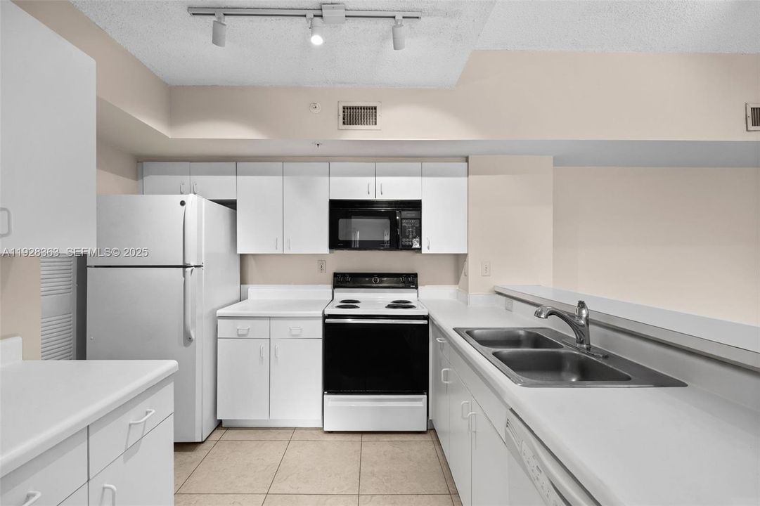 For Sale: $259,900 (2 beds, 2 baths, 1124 Square Feet)