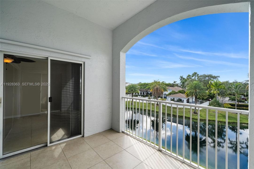 For Sale: $259,900 (2 beds, 2 baths, 1124 Square Feet)