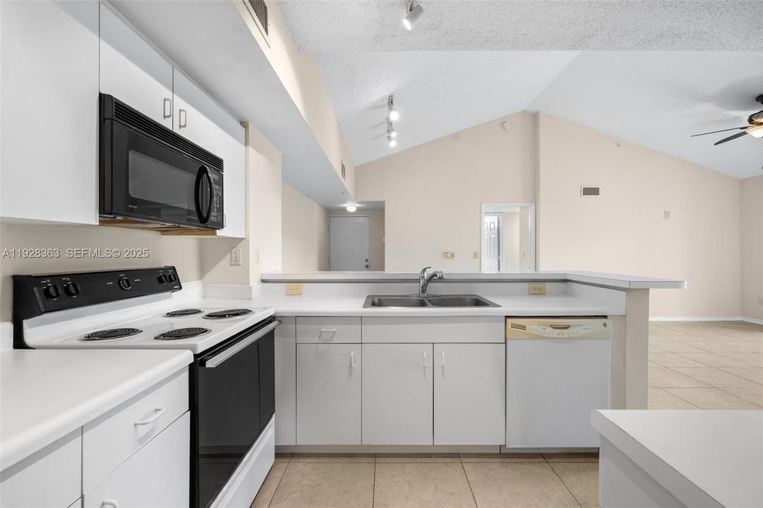 For Sale: $259,900 (2 beds, 2 baths, 1124 Square Feet)