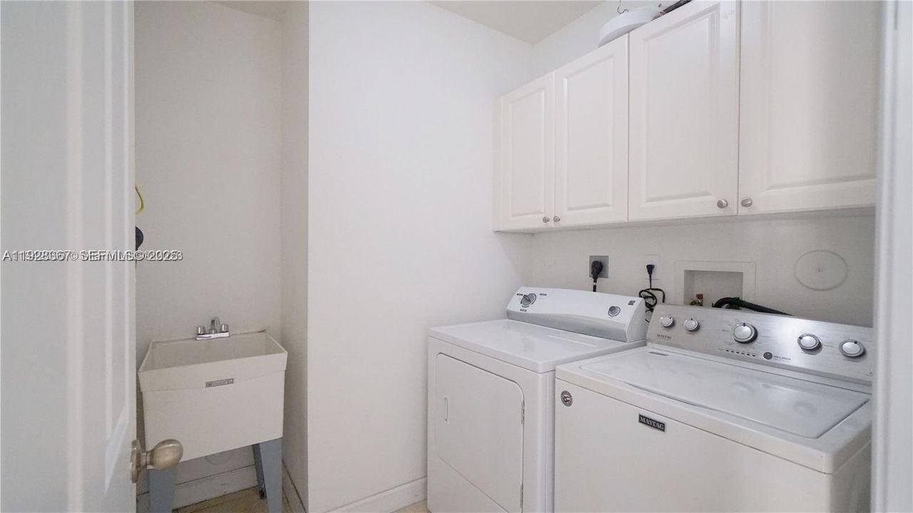 For Rent: $5,500 (5 beds, 4 baths, 3945 Square Feet)