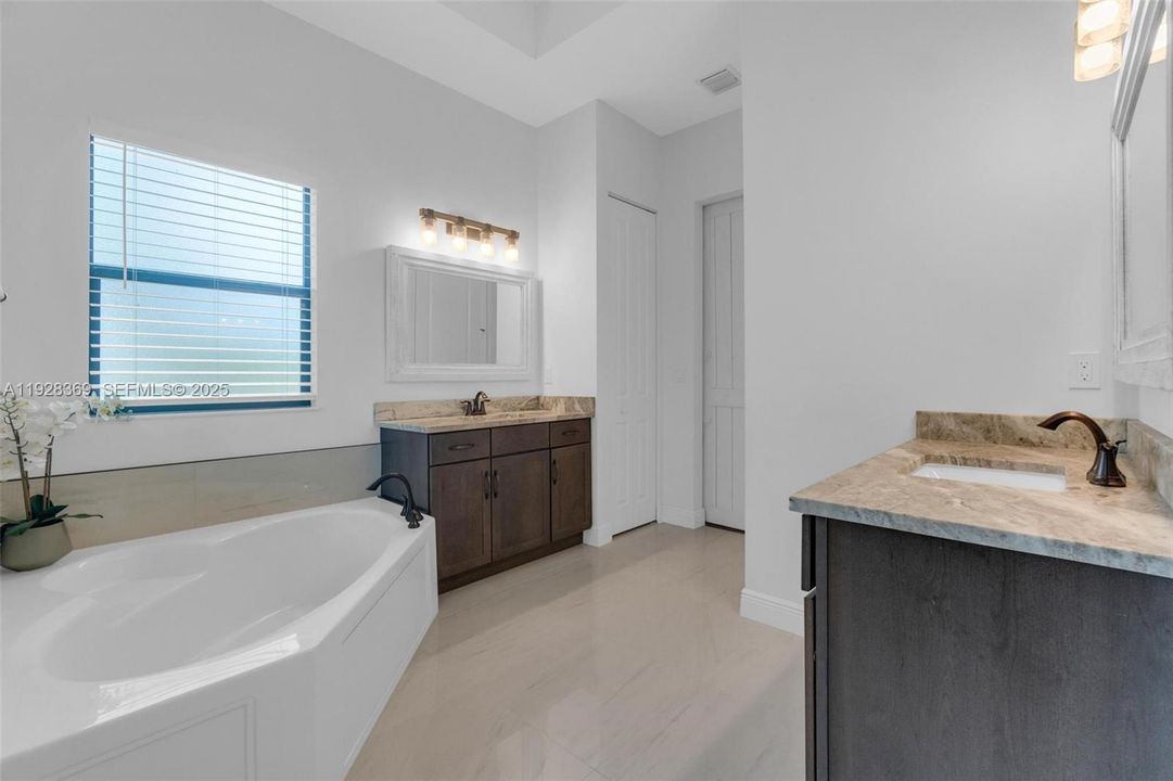 待售: $970,000 (5 贝兹, 3 浴室, 2620 平方英尺)