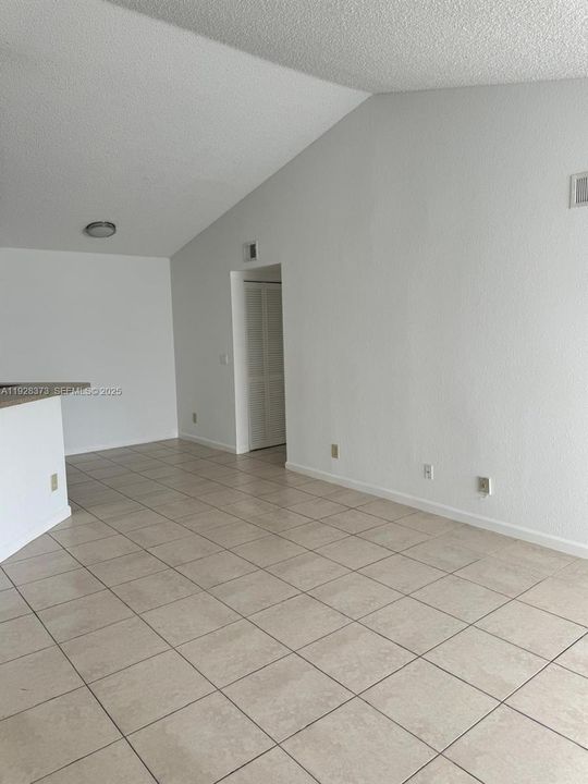 待售: $262,000 (2 贝兹, 2 浴室, 1065 平方英尺)