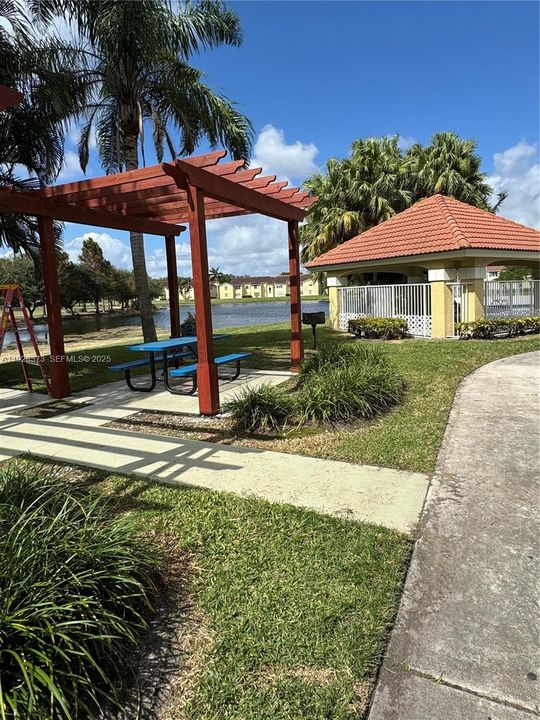 待售: $262,000 (2 贝兹, 2 浴室, 1065 平方英尺)