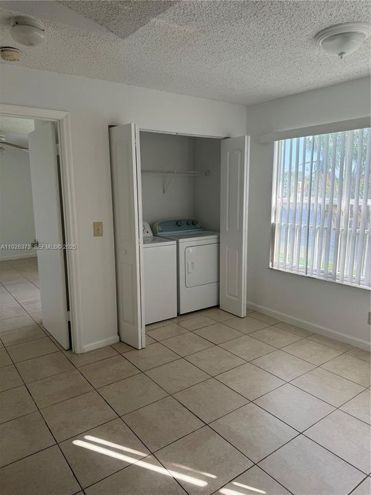 待售: $262,000 (2 贝兹, 2 浴室, 1065 平方英尺)