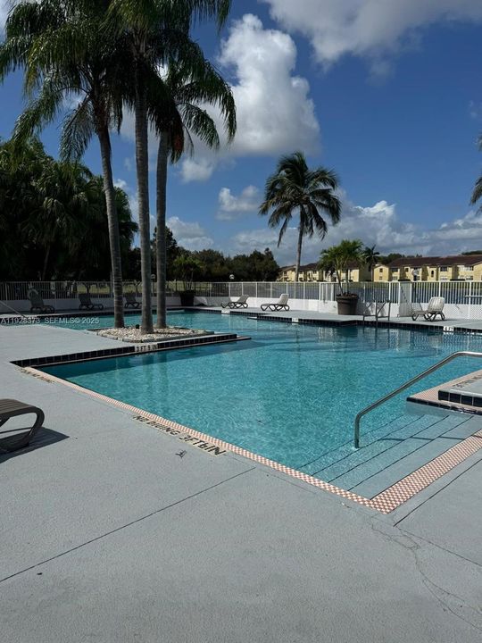 待售: $262,000 (2 贝兹, 2 浴室, 1065 平方英尺)