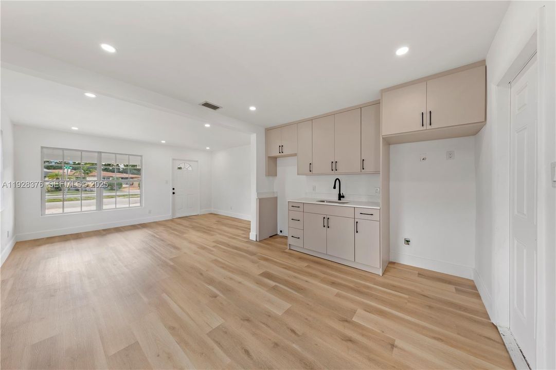 На продажу: $399,990 (2 спален, 1 ванн, 780 Квадратных фут)