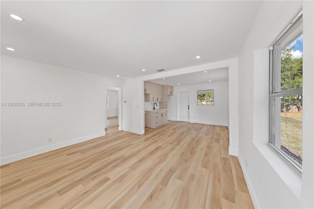 На продажу: $399,990 (2 спален, 1 ванн, 780 Квадратных фут)