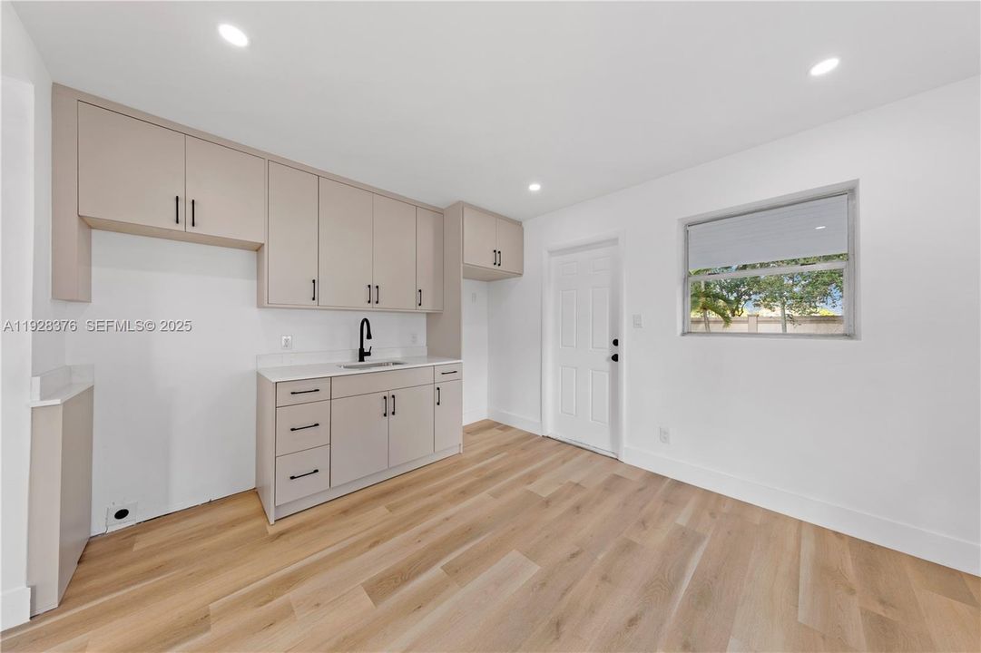 На продажу: $399,990 (2 спален, 1 ванн, 780 Квадратных фут)