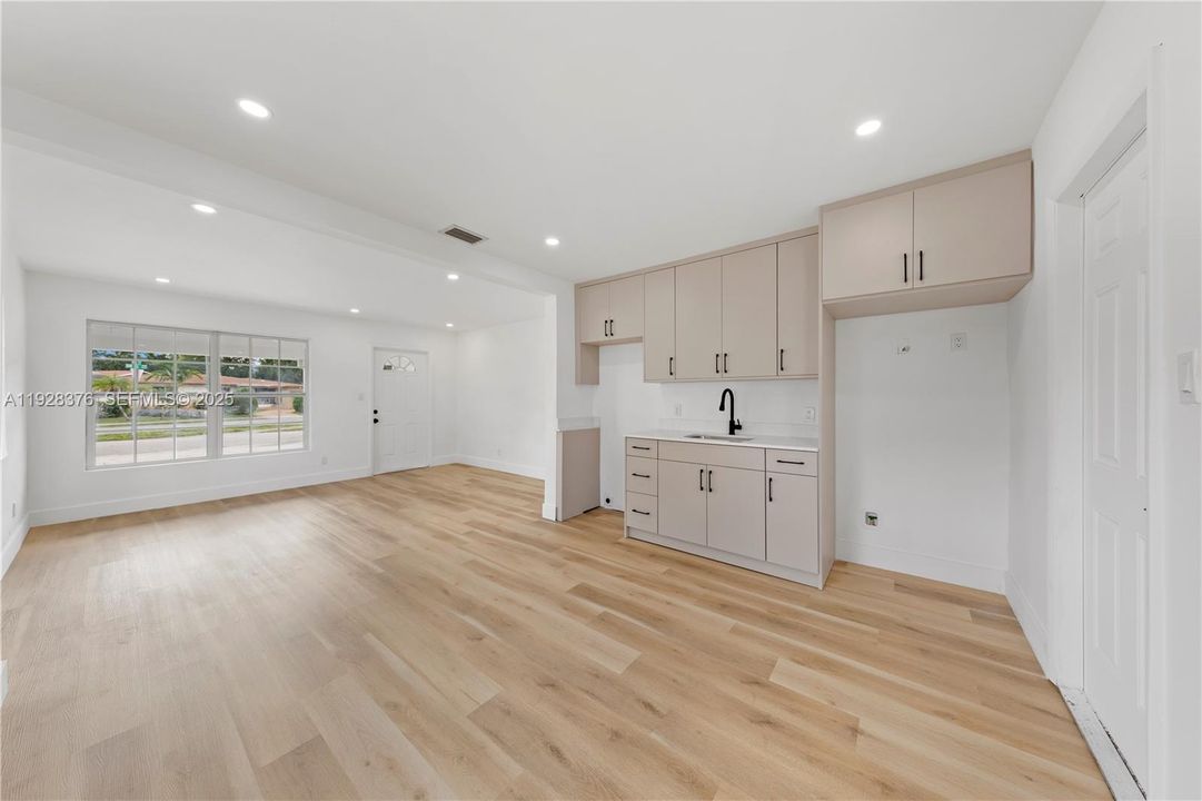 На продажу: $399,990 (2 спален, 1 ванн, 780 Квадратных фут)