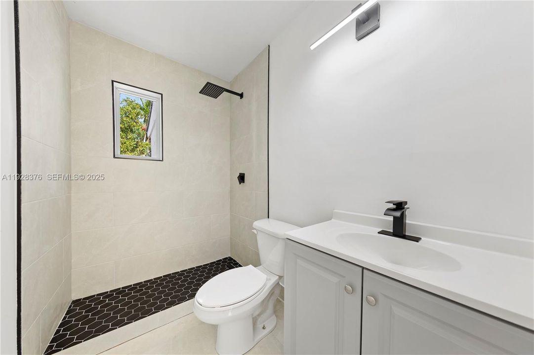 На продажу: $399,990 (2 спален, 1 ванн, 780 Квадратных фут)