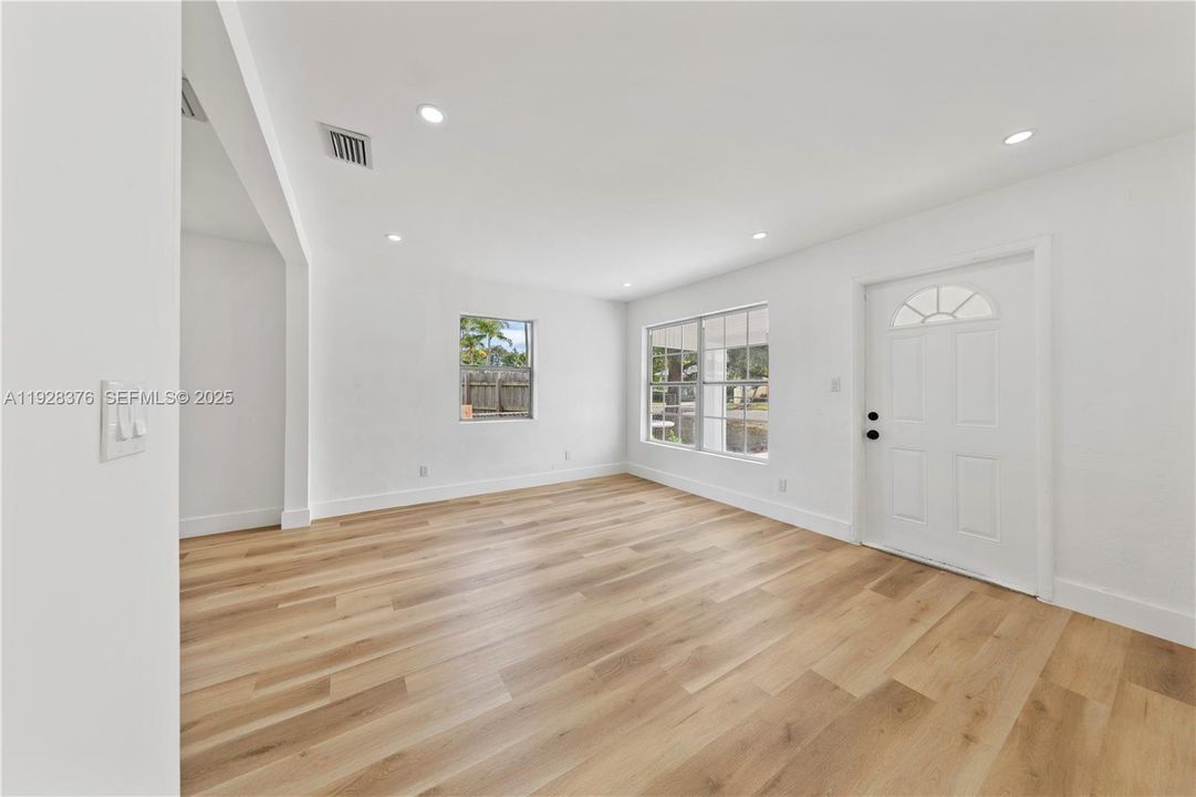 На продажу: $399,990 (2 спален, 1 ванн, 780 Квадратных фут)