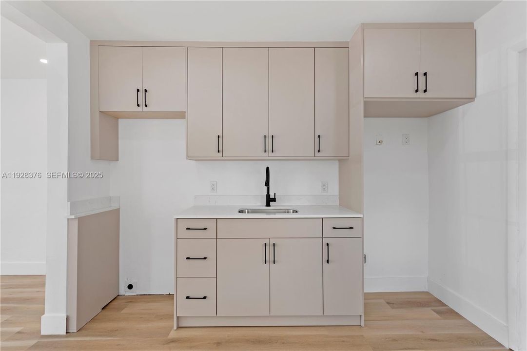 На продажу: $399,990 (2 спален, 1 ванн, 780 Квадратных фут)