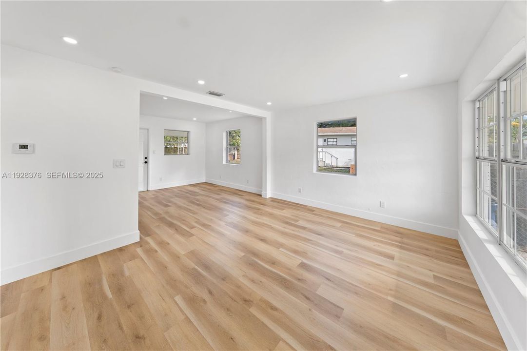 На продажу: $399,990 (2 спален, 1 ванн, 780 Квадратных фут)