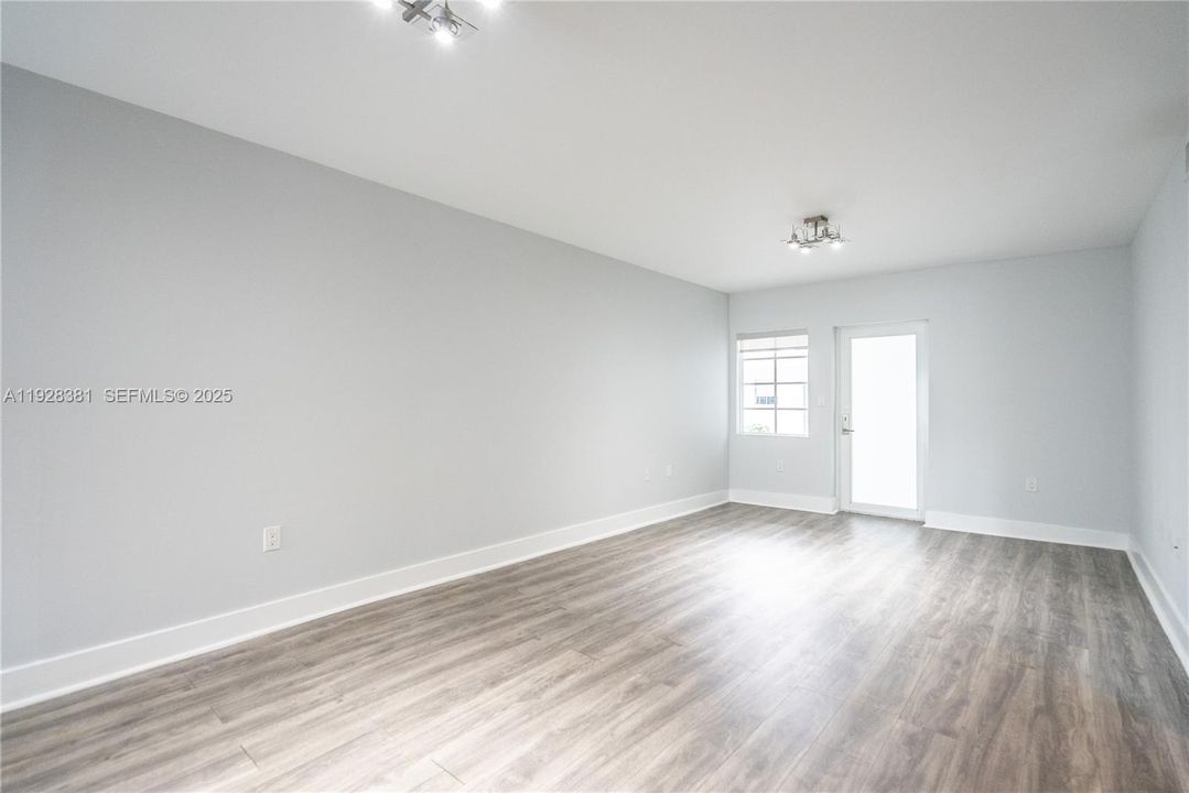 出租: $2,550 (2 贝兹, 1 浴室, 1300 平方英尺)