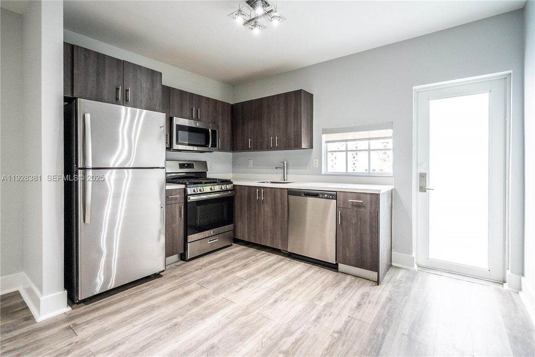 出租: $2,550 (2 贝兹, 1 浴室, 1300 平方英尺)