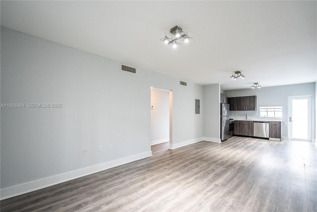 出租: $2,550 (2 贝兹, 1 浴室, 1300 平方英尺)