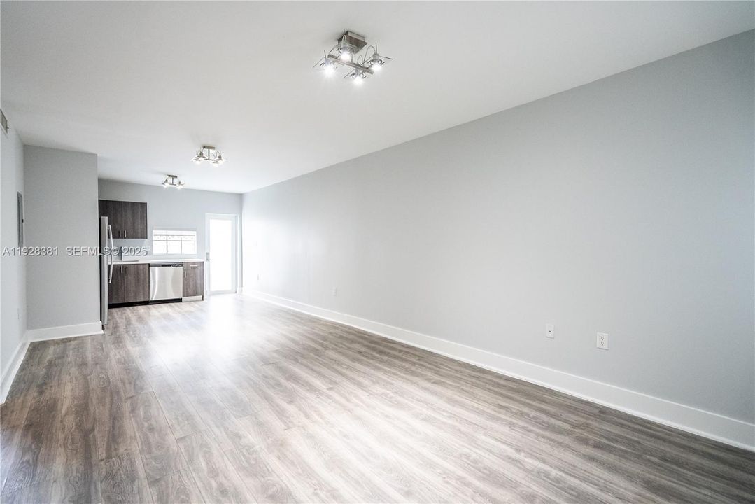 出租: $2,550 (2 贝兹, 1 浴室, 1300 平方英尺)