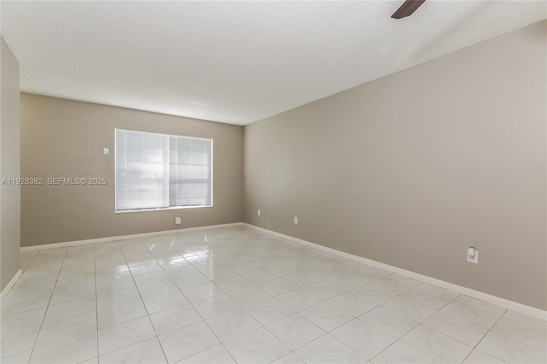 В аренду: $2,410 (2 спален, 2 ванн, 1205 Квадратных фут)