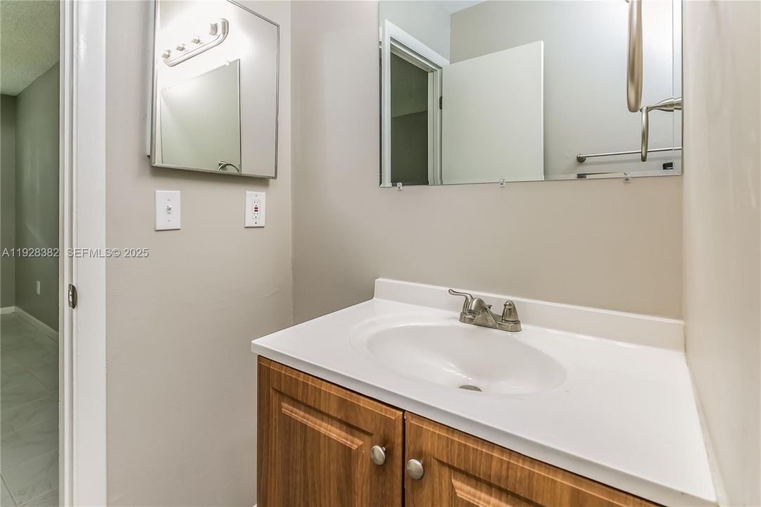 В аренду: $2,410 (2 спален, 2 ванн, 1205 Квадратных фут)