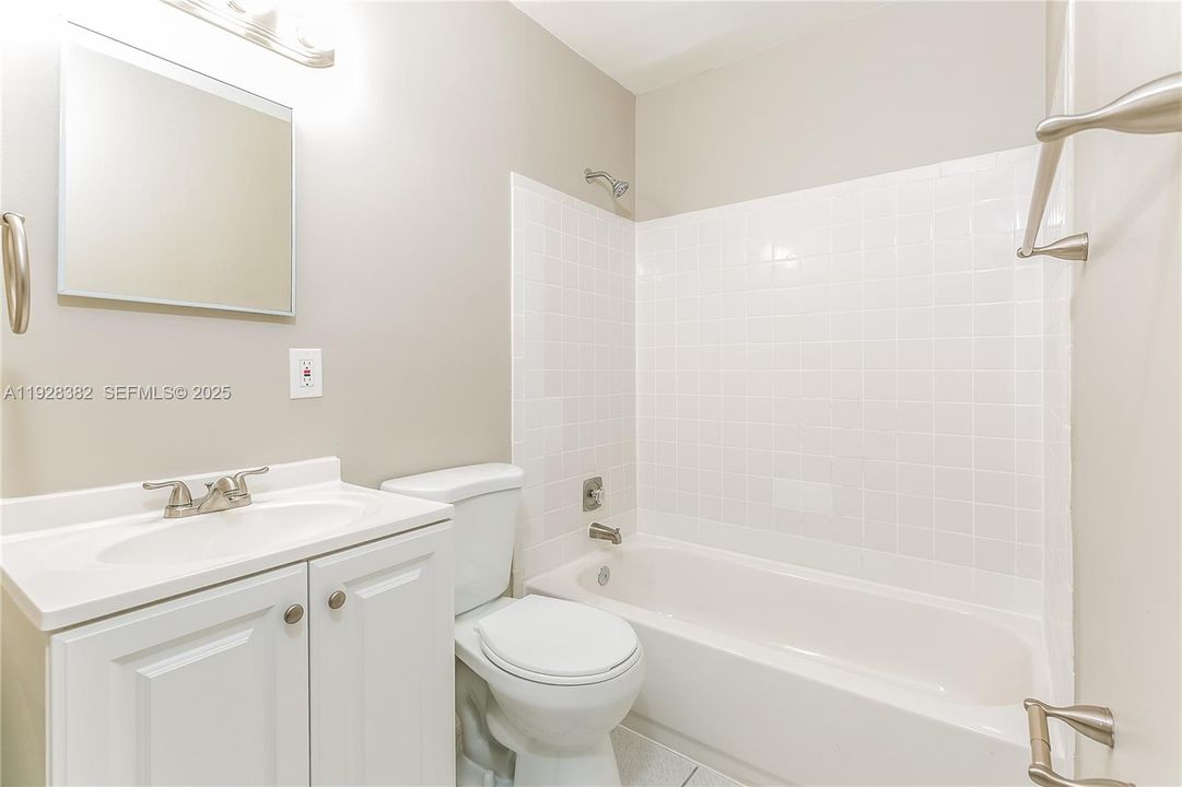 В аренду: $2,410 (2 спален, 2 ванн, 1205 Квадратных фут)