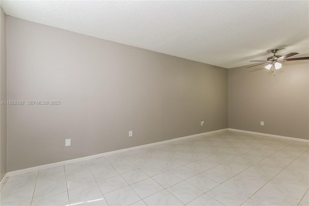 В аренду: $2,410 (2 спален, 2 ванн, 1205 Квадратных фут)